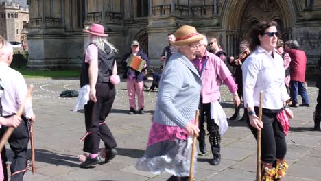 Morris-Bailarines-Tradicionales-Con-Palos-Y-Espinilleras-Realizando-Una-Danza-Y-Canción-Folclórica-Inglesa-En-La-Catedral-De-Wells,-Reino-Unido