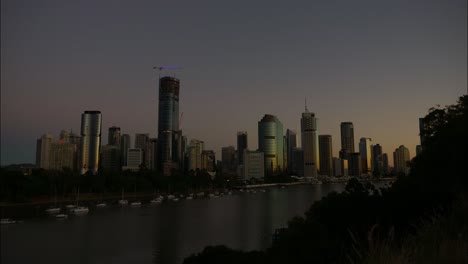 Zeitraffer-Eines-Atemberaubenden-Sonnenaufgangs-über-Der-Stadt-Brisbane,-Australien