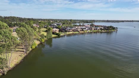 über-Den-Lake-Mulwala-Und-In-Richtung-Der-Resort-Häuser-Und-Apartments-In-Mulwala,-NSW,-Australien