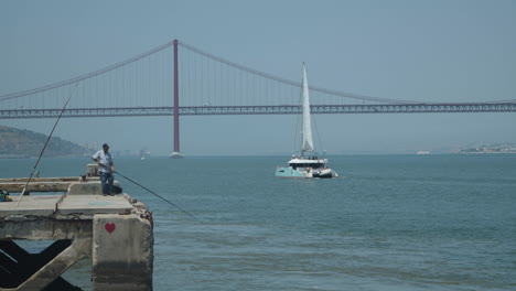 Fischer-Im-Pier-In-Lissabon,-Portugal