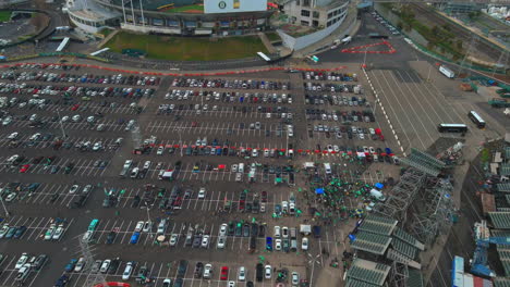 Los-Fanáticos-De-Oakland-A-Protestan-Por-La-Medida-De-Las-Vegas-Con-Una-Fiesta-En-La-Puerta-Trasera-Del-Día-Inaugural-Afuera-Del-Estadio:-Revelación-De-Inclinación-Aérea-Hacia-Arriba