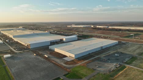 Ametrallamiento-Aéreo-Del-Megacampus-De-Ford,-Ciudad-De-Blueoval-Al-Atardecer-En-Stanton,-Tennessee