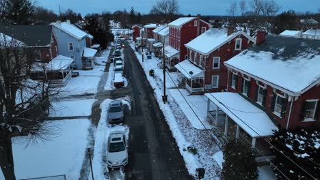 Nevadas-En-Un-Hermoso-Y-Pequeño-Barrio-Americano-Durante-El-Invierno