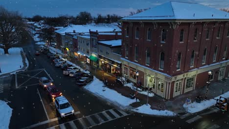 Weiche-Schneeflocken-Fallen-Vom-Abendhimmel-In-Einer-Amerikanischen-Stadt-Während-Der-Weihnachtszeit