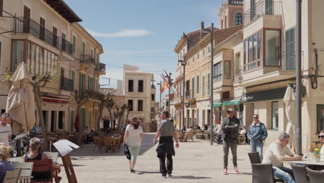 Pintoresca-Plaza-Mediterránea-Llena-De-Vida-Cotidiana-En-Santanyí,-Mallorca