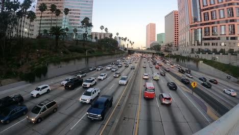 El-Tráfico-Se-Mueve-En-La-Autopista-110---Centro-De-Los-Ángeles.