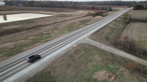 Vehículo-De-Seguimiento-Aéreo-Conduciendo-Frente-Al-Megacampus-De-Ford,-Ciudad-De-Blueoval-Al-Atardecer-En-Stanton,-Tennessee