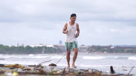 Los-Turistas-Corren-Por-La-Mañana-En-La-Playa-De-Kuta,-Bali,-Que-Está-Muy-Sucia-Con-Basura.