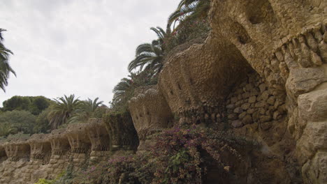 Muro-De-La-Terraza-En-El-Parque-Güell,-Barcelona,-España