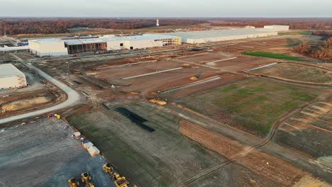 Enthüllung-Von-Fords-Megacampus-Blueoval-City-Bei-Sonnenuntergang-In-Stanton,-Tennessee-Durch-Eine-Tief-Fliegende-Drohne