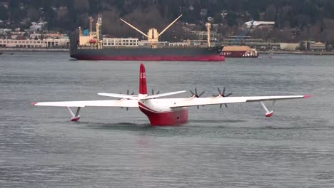 Ein-Riesiges-Wasserflugzeug-Macht-Sich-Bereit-Zum-Abheben