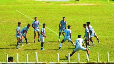 Jugadores-Del-Equipo-De-Fútbol-Calentando-Ejercicio-En-El-Campo