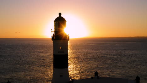 Luftaufnahme-Des-Farol-Da-Barra,-Beleuchtet-Von-Sonne-Und-Meer,-Bei-Sonnenuntergang,-Salvador,-Bahia,-Brasilien