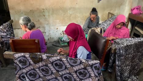 Ältere-Indonesische-Frauen-Stellen-Batikkleidung-Her