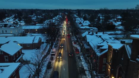 Starker-Verkehr-In-Der-Nacht-In-Einer-Kleinen-Amerikanischen-Stadt