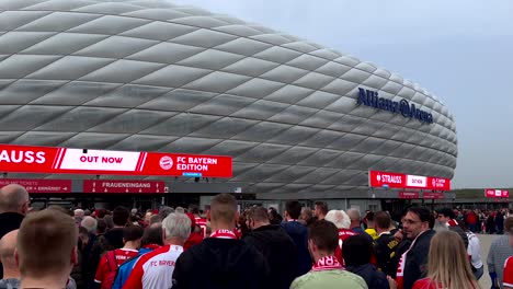 Fanáticos-Esperando-En-La-Entrada-Del-Allianz-Arena-En-Munich-Durante-El-Anochecer-Antes-Del-Partido.