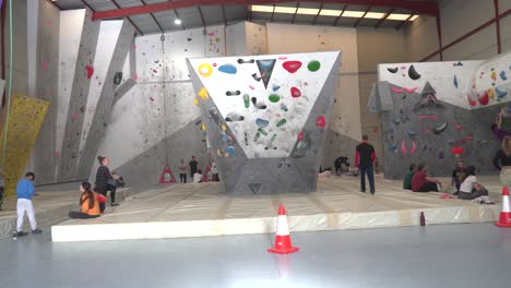 Murcia,-España,-3-De-Abril-De-2024:-Mujer-Escalando-En-Interiores-De-Forma-Segura-En-Un-Muro-De-Escalada