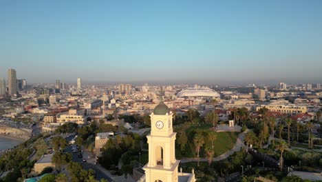 Vista-Aérea-De-La-Torre-Del-Reloj-En-La-Iglesia-De-San-Pedro-En-La-Antigua-Jaffa-Durante-La-Hora-Dorada,-Tel-Aviv.