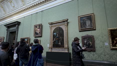 Besucher-In-Raum-9-Mit-Venezianischen-Gemälden-In-Der-National-Portrait-Gallery-In-London