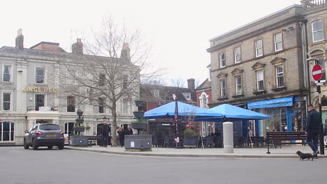 El-Centro-De-Una-Ciudad-Comercial-De-Dorset,-En-El-Sur-De-Inglaterra,-Un-Domingo-Por-La-Tarde.