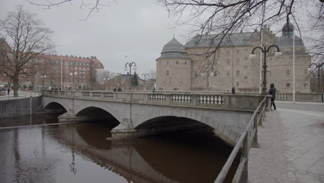 Día-Gris-De-Invierno,-Svartån,-Storbron-Y-El-Castillo,-Castillo-De-Örebro,-Portátil