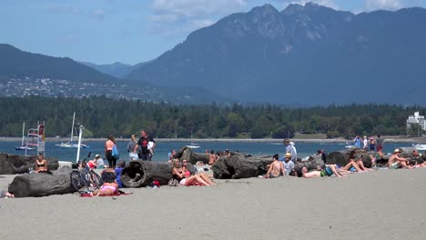 Playa-De-Vancouver-Con-El-Parque-Stanley-Al-Fondo-Y-Las-Montañas