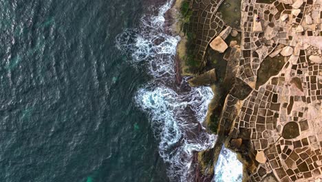 Volando-Sobre-Salinas-Tradicionales-En-Jerma-Bay,-Marsaskala,-Malta