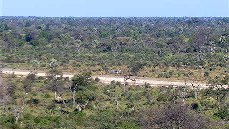 Un-Avión-Turístico-Despegando-De-Una-Pista-De-Tierra-En-El-Delta-Del-Okavango-En-Botswana.