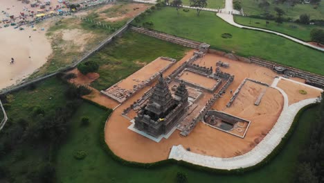 Vista-Aérea-Del-Templo-Costero-Junto-A-La-Playa-Mahabalipuram