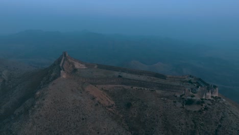 Vista-Aérea-De-Las-Murallas-Del-Fuerte-Ranikot-Durante-La-Hora-Azul-En-El-Distrito-De-Jamshoro,-Sindh,-Pakistán