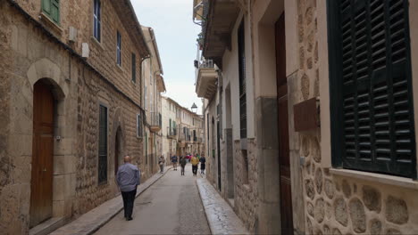 Callejón-Tranquilo-En-Sóller,-Mallorca-Con-Gente-Paseando