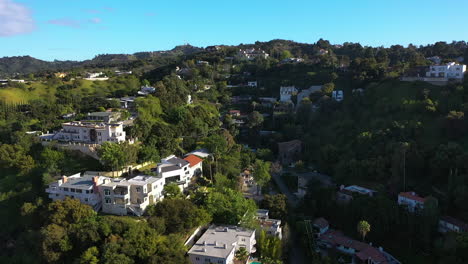 Drone-rising-over-luxury-homes-in-the-Hollywood-hills,-sunny-Los-Angeles,-USA