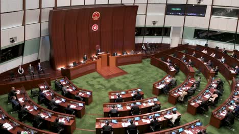 Toma-Panorámica-De-John-Lee-Ka-chiu,-Pronuncia-El-Discurso-Político-Anual-En-El-Consejo-Legislativo.