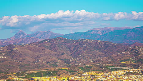 Seltenes-Dorf-Im-Süden-Spaniens,-Landschaft-Der-Ländlichen-Gegend-Von-Malaga,-Zeitraffer-Am-Mittag