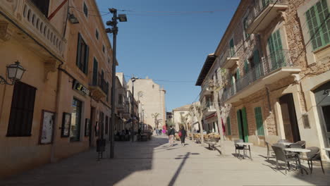 Sonniger-Tag-In-Santanyi-Mallorca-Mit-Ruhigen-Straßen-Und-Malerischen-Gebäuden