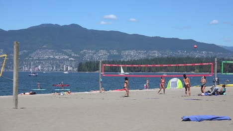 Frauen-Im-Bikini-Spielen-Volleyball