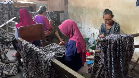 Indonesian-elderly-women-making-batik-clothes