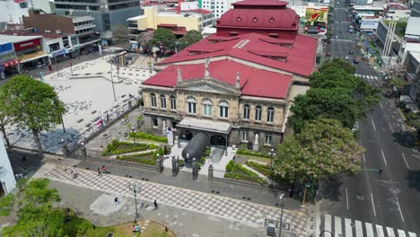 Drohnenschuss-Im-Anflug-Auf-Das-Nationaltheater