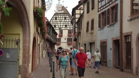 Touristen-Strömen-Im-Herbst-Ins-Zentrum-Des-Dorfes-Kayserberg