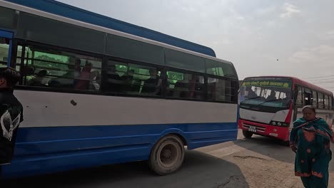 Ankommende-Und-Abfahrende-Busse-An-Einer-Viel-Befahrenen-Straße-In-Kathmandu