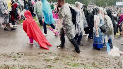 13ª-Celebración-De-Cantos-Y-Danzas-Juveniles-–-&quot;La-Tierra-Santa-Es&quot;,-Espectadores-Bajo-La-Lluvia-Torrencial