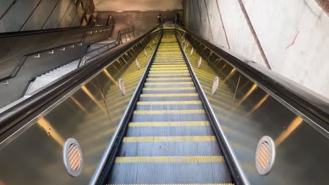 Una-Escalera-Mecánica-Que-Baja-A-La-Estación-De-Metro-De-Los-Ángeles.