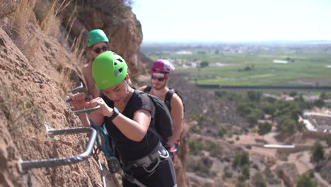 Grupo-De-Amigos-Hacen-Vía-Ferrata-Escalar-Montaña-Con-Equipo-De-Seguridad-En-Cartagena,-Región-De-Murcia,-España