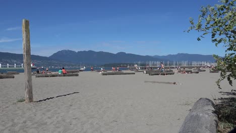 Vancouver-Strand-Mit-Bergen-Im-Hintergrund