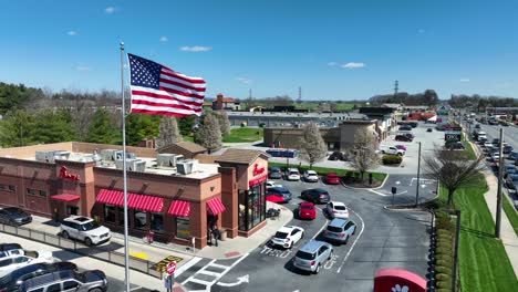 Toma-Aérea-En-Ascenso-De-Un-Restaurante-Chick-fil-A.