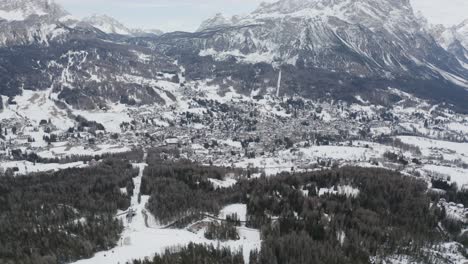 Escarpado-Paisaje-Montañoso-Invernal-De-La-Estación-De-Esquí-Cortina-D&#39;ampezzo-Dolomitas