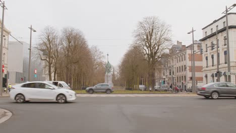 Kamerafahrt-Einer-Antwerpener-Skulptur-Mit-Vorbeifahrenden-Autos