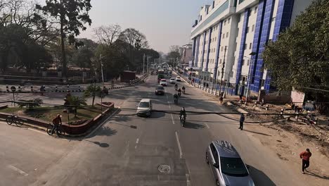 Pan-Slide-über-Einer-Stark-Befahrenen-Straße-In-Kathmandu,-Nepal