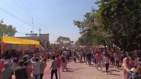 Muchas-Personas-Salen-A-Jugar-Al-Polvo-Holi-Muchas-Personas-Ven-Transmisiones-Caseras-Sobre-Historias-Religiosas-Muchas-Personas-Están-Ocupadas-En-Sus-Propios-Oficios-Y-Negocios