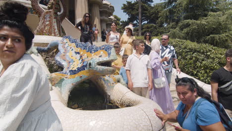 Gaudí's-multicolored-mosaic-salamander-in-Parc-Güell,-Barcelona